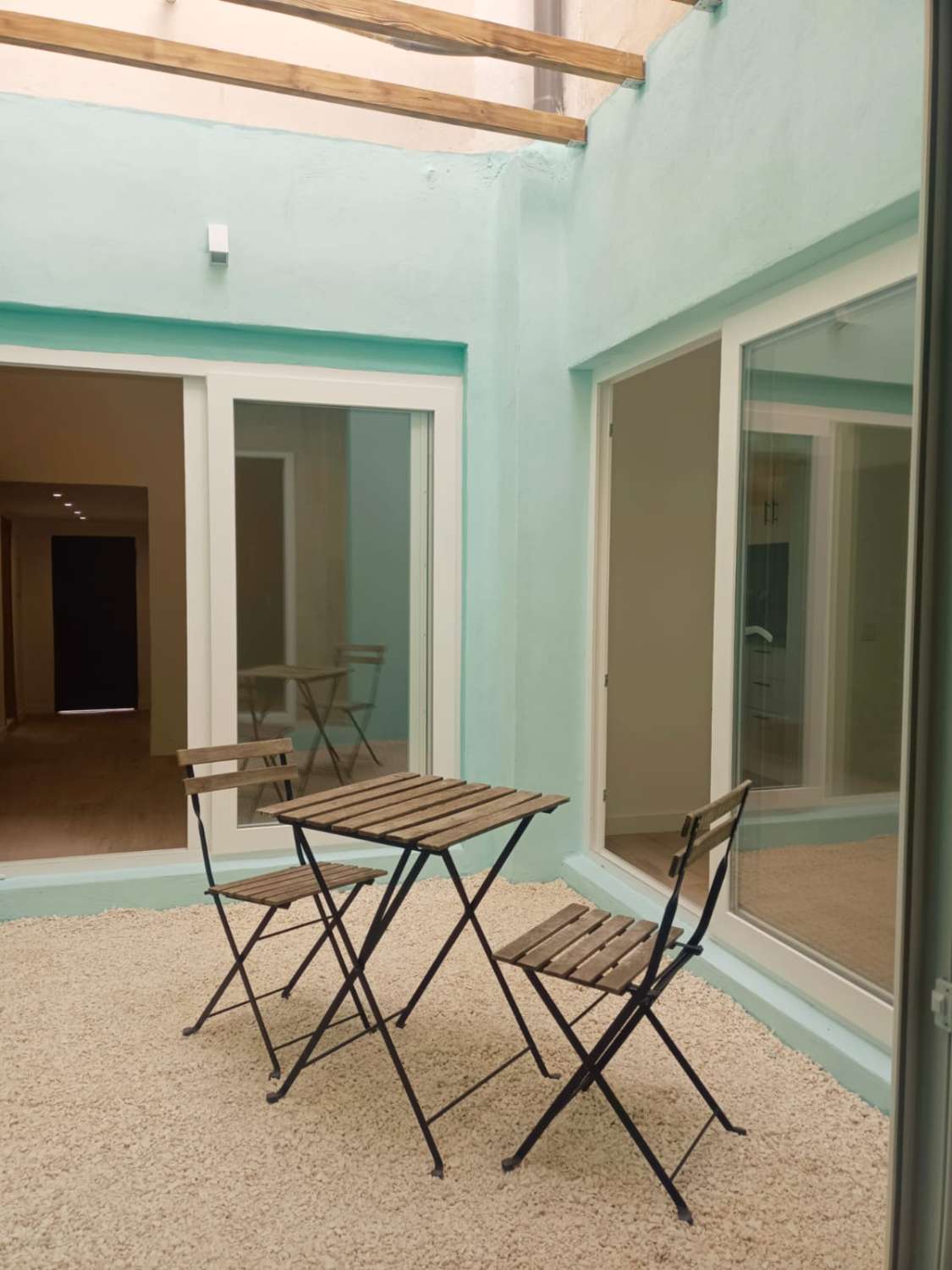 Appartement entièrement rénové avec jardin privé au cœur d’Algarrobo Pueblo – à seulement 3 km de la mer