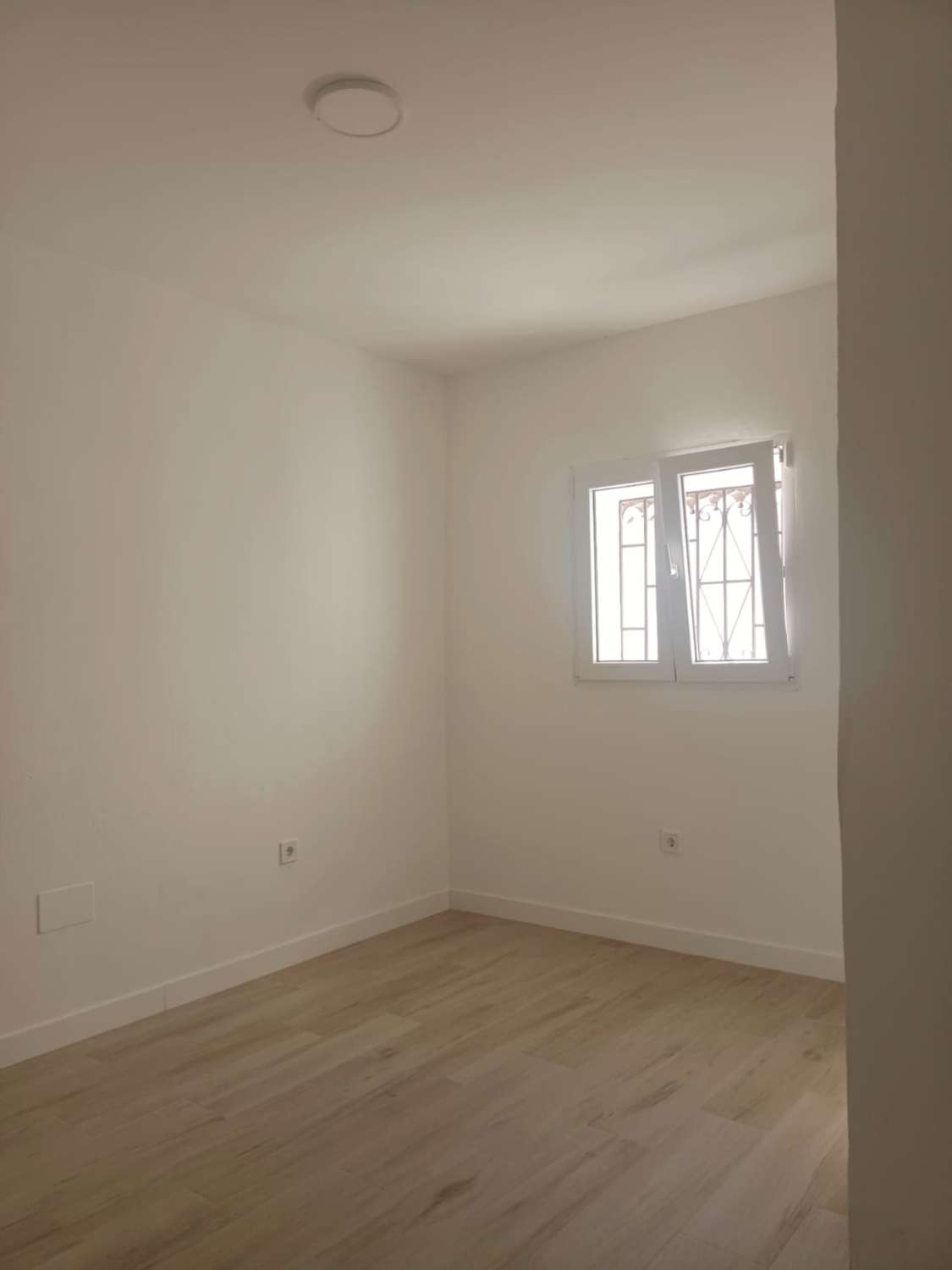 Appartement entièrement rénové avec jardin privé au cœur d’Algarrobo Pueblo – à seulement 3 km de la mer