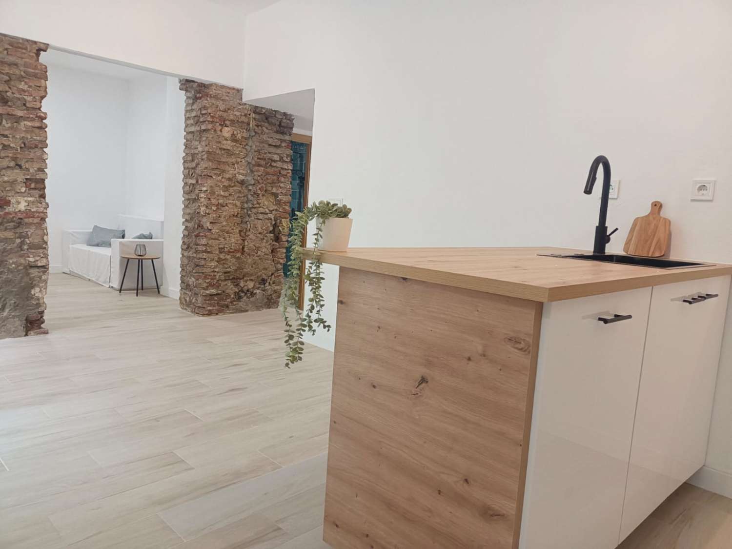 Appartement entièrement rénové avec jardin privé au cœur d’Algarrobo Pueblo – à seulement 3 km de la mer