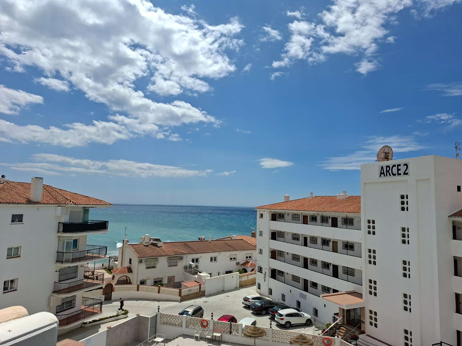 Apartamento con terraza soleada y vistas al mar a pocos pasos de la playa Torrecilla – Nerja