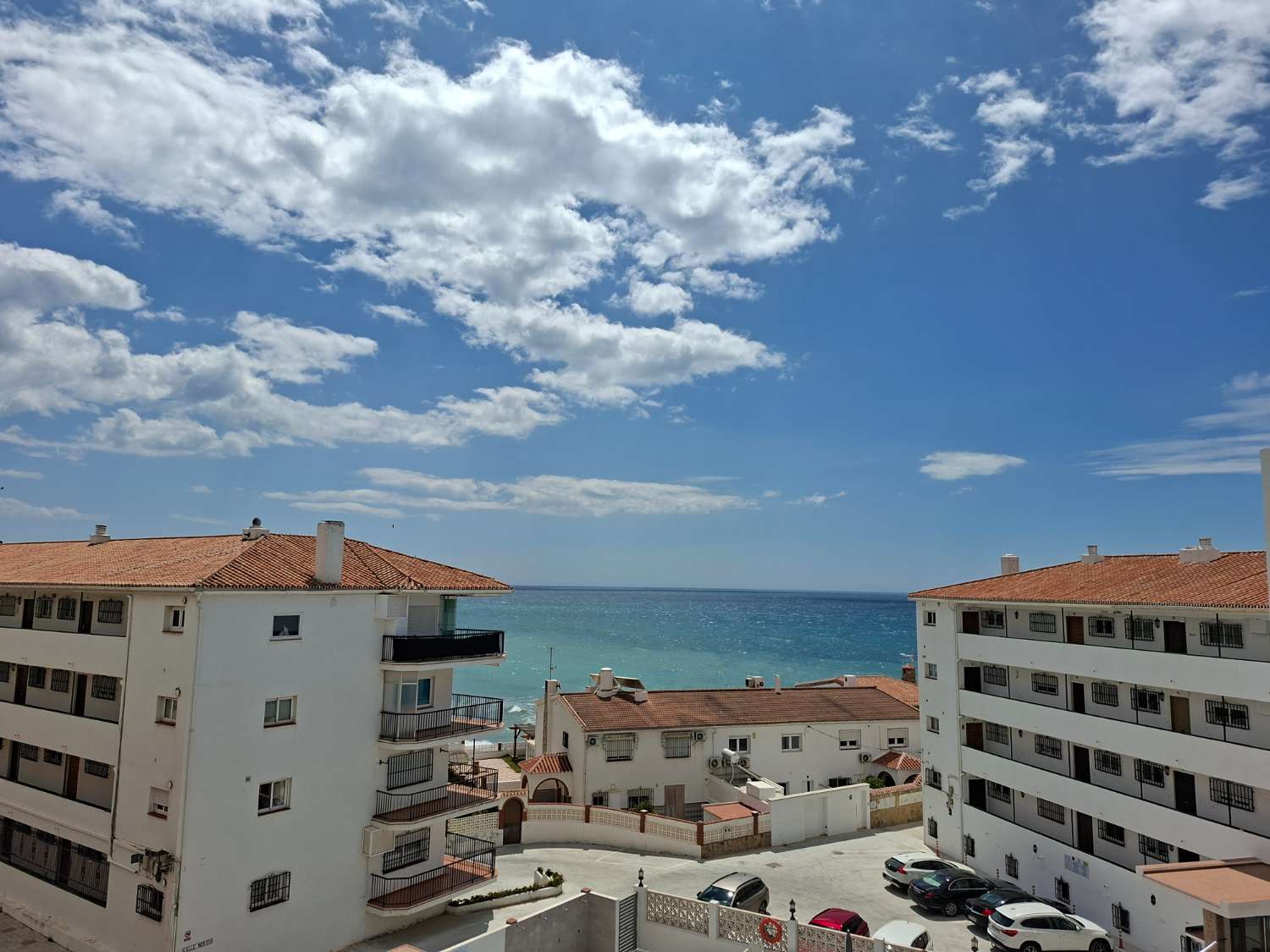 Apartamento con terraza soleada y vistas al mar a pocos pasos de la playa Torrecilla – Nerja