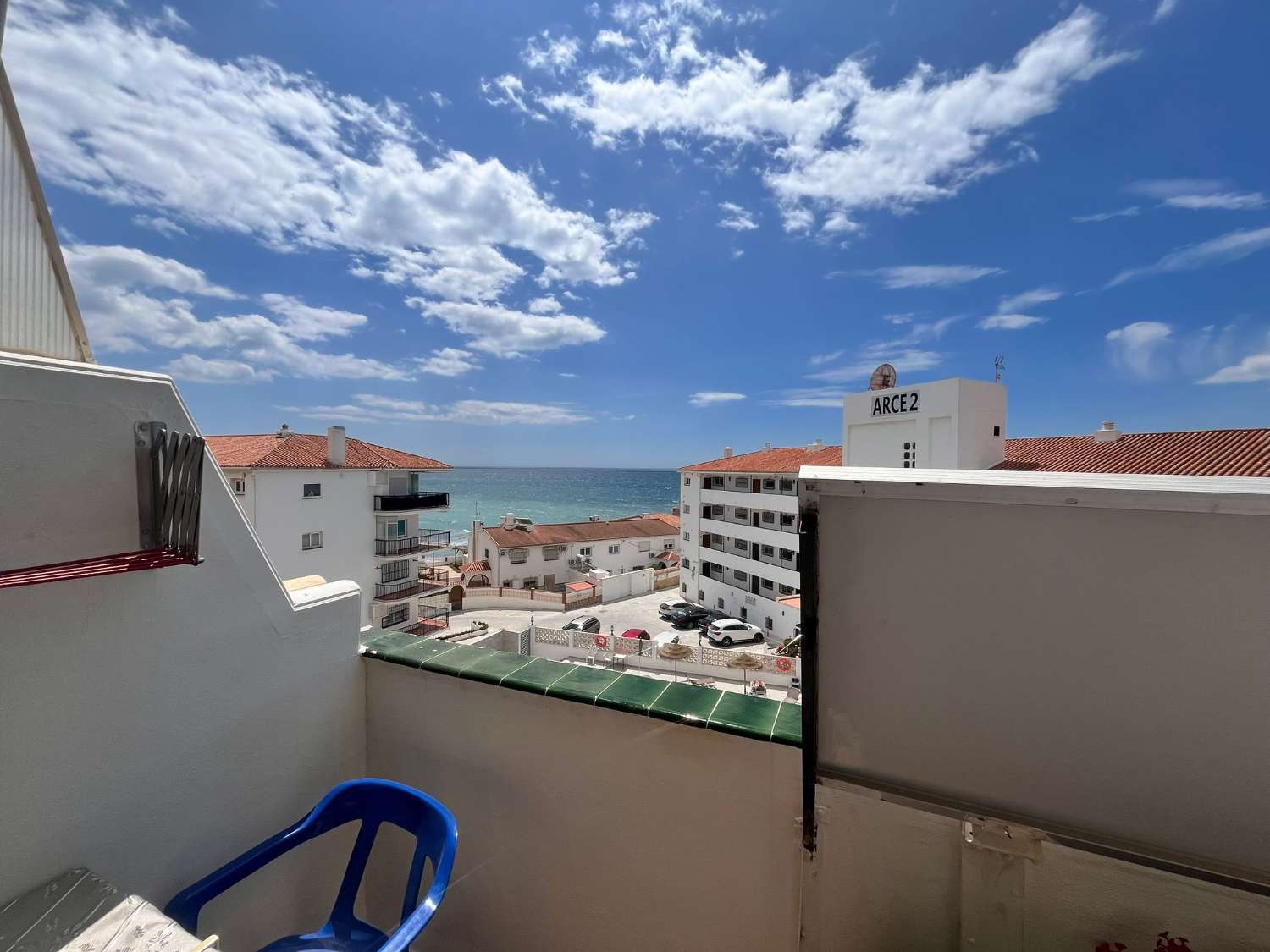 Apartamento con terraza soleada y vistas al mar a pocos pasos de la playa Torrecilla – Nerja