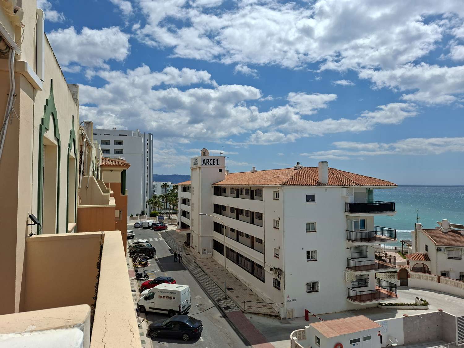 Apartamento con terraza soleada y vistas al mar a pocos pasos de la playa Torrecilla – Nerja