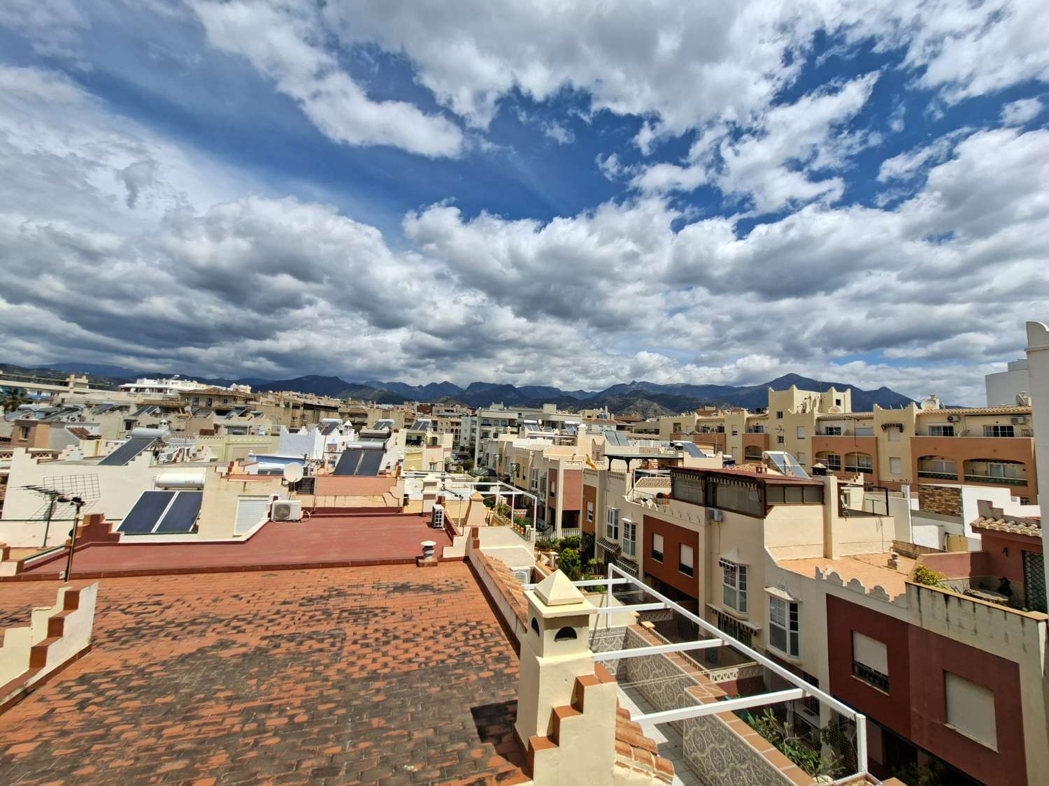 Apartamento con terraza soleada y vistas al mar a pocos pasos de la playa Torrecilla – Nerja