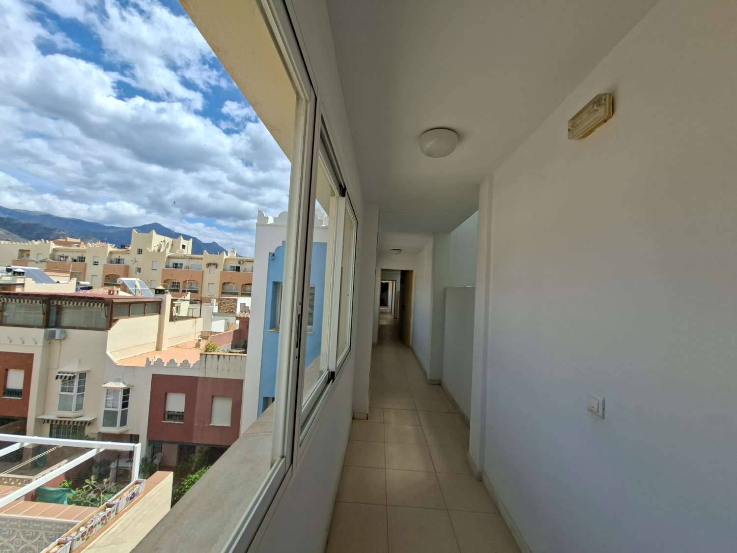 Apartamento con terraza soleada y vistas al mar a pocos pasos de la playa Torrecilla – Nerja