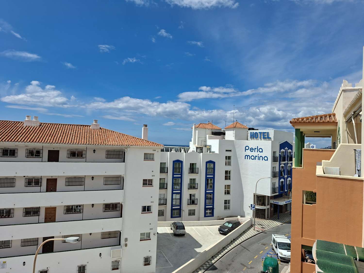 Apartamento con terraza soleada y vistas al mar a pocos pasos de la playa Torrecilla – Nerja