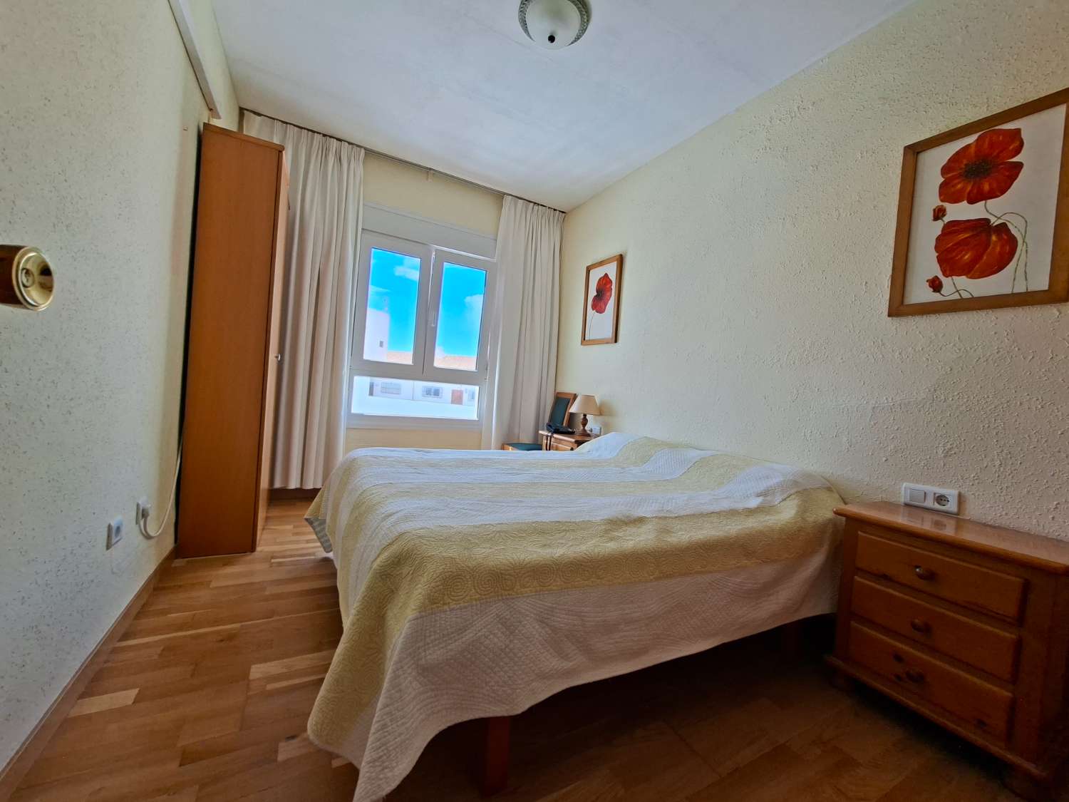 Apartamento con terraza soleada y vistas al mar a pocos pasos de la playa Torrecilla – Nerja