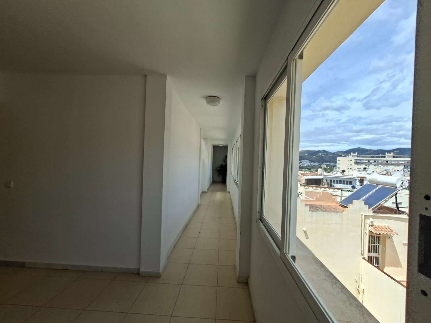 Apartamento con terraza soleada y vistas al mar a pocos pasos de la playa Torrecilla – Nerja