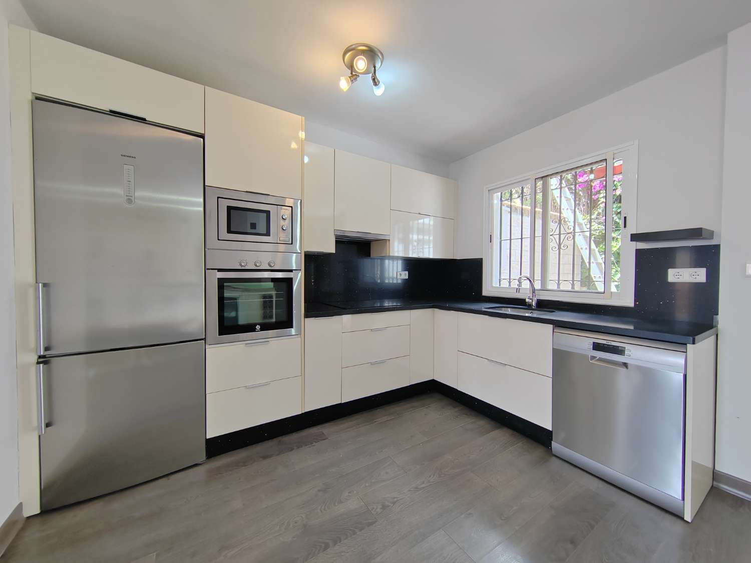 Vivienda en Viña Málaga, Torre del Mar – Vistas Espectaculares y Excelente Ubicación