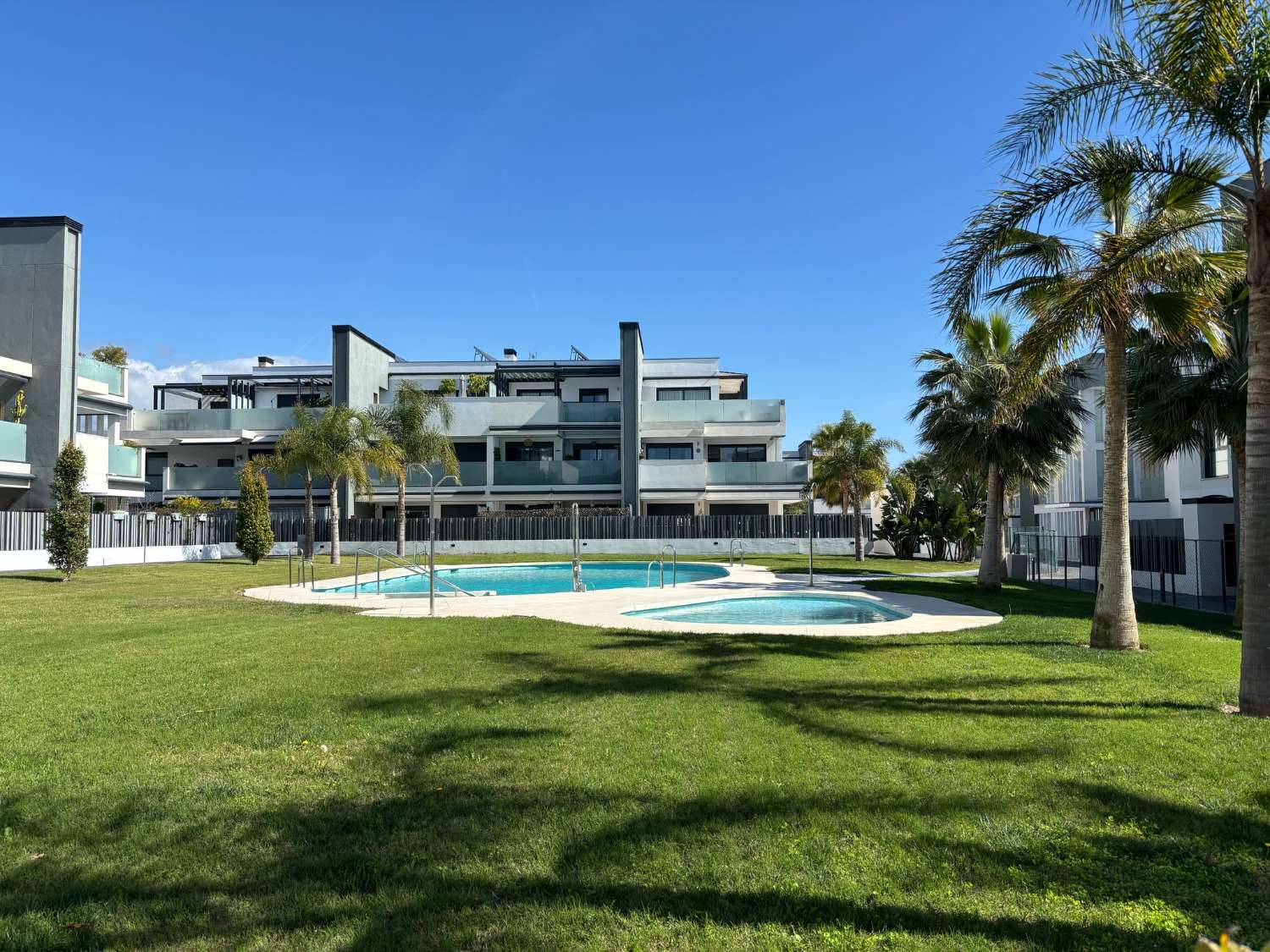 Ático con licencia turística en la urbanización más exclusiva de Caleta de Vélez