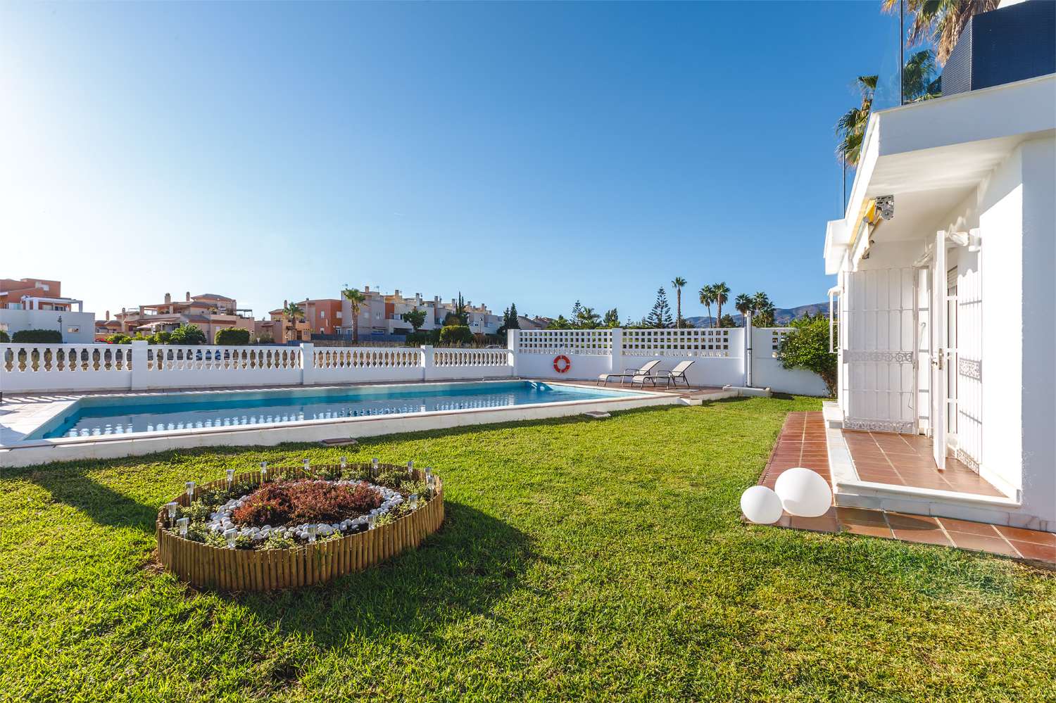 Villa independiente con vistas al mar y licencia turística