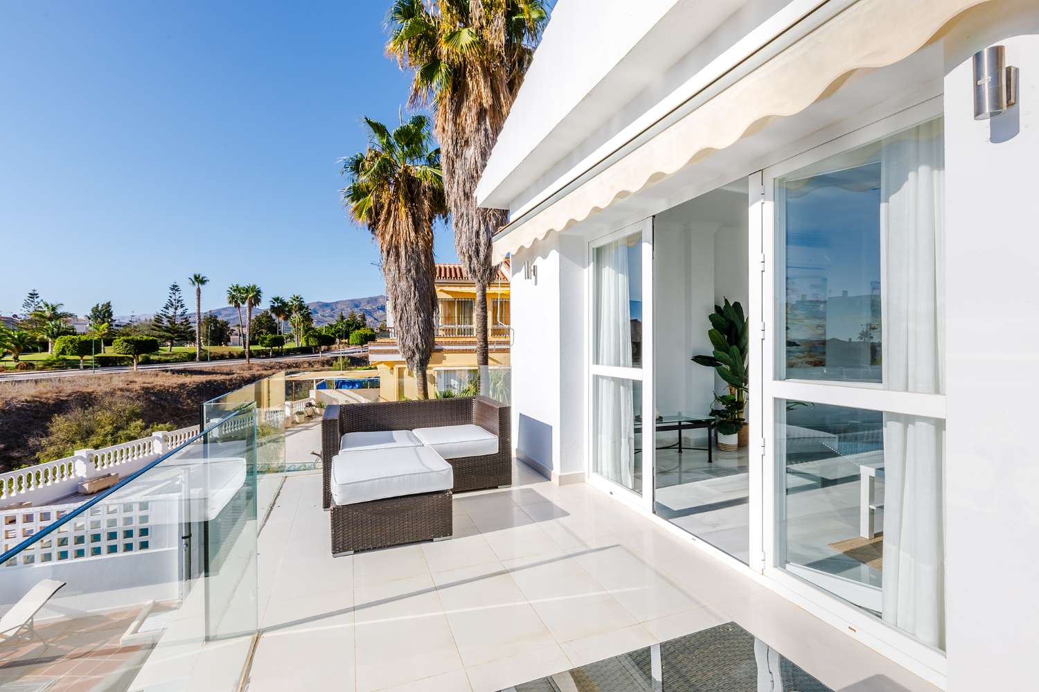 Villa independiente con vistas al mar y licencia turística