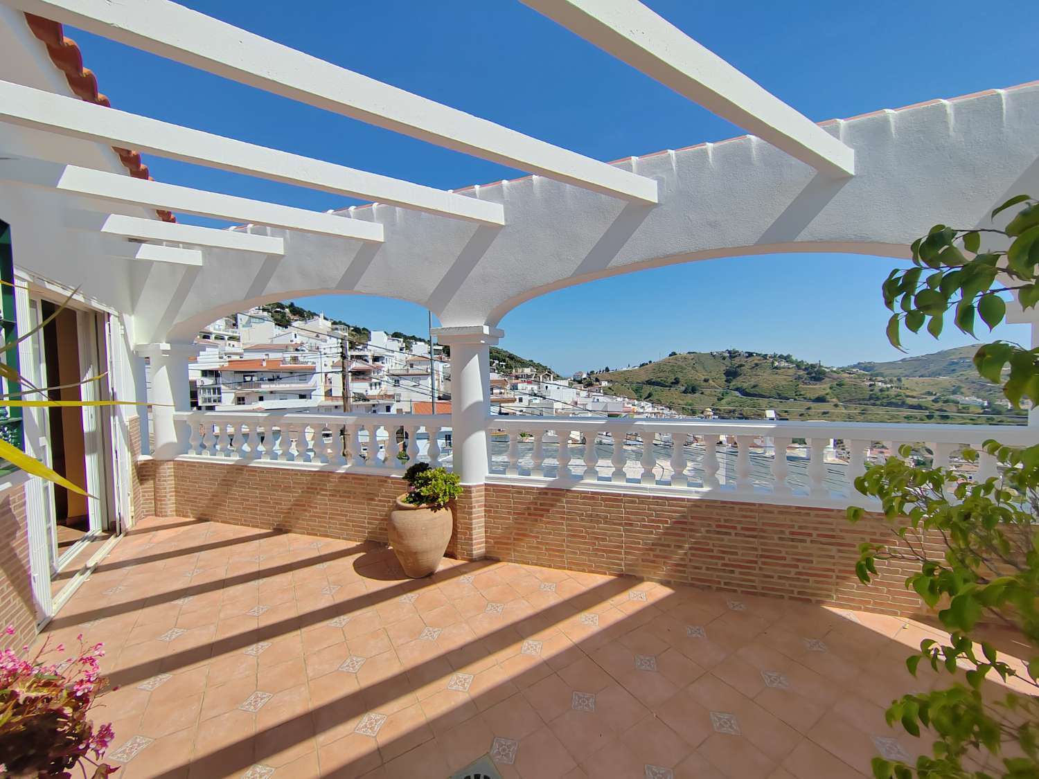 Casa con vistas espectaculares en Competa y apartamento independiente