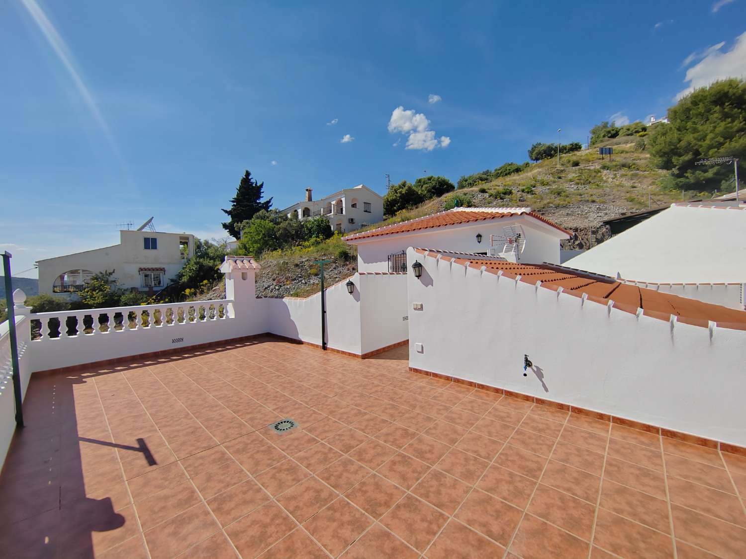 Casa con vistas espectaculares en Competa y apartamento independiente