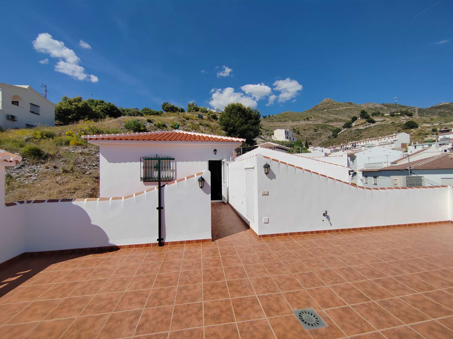 Casa con vistas espectaculares en Competa y apartamento independiente