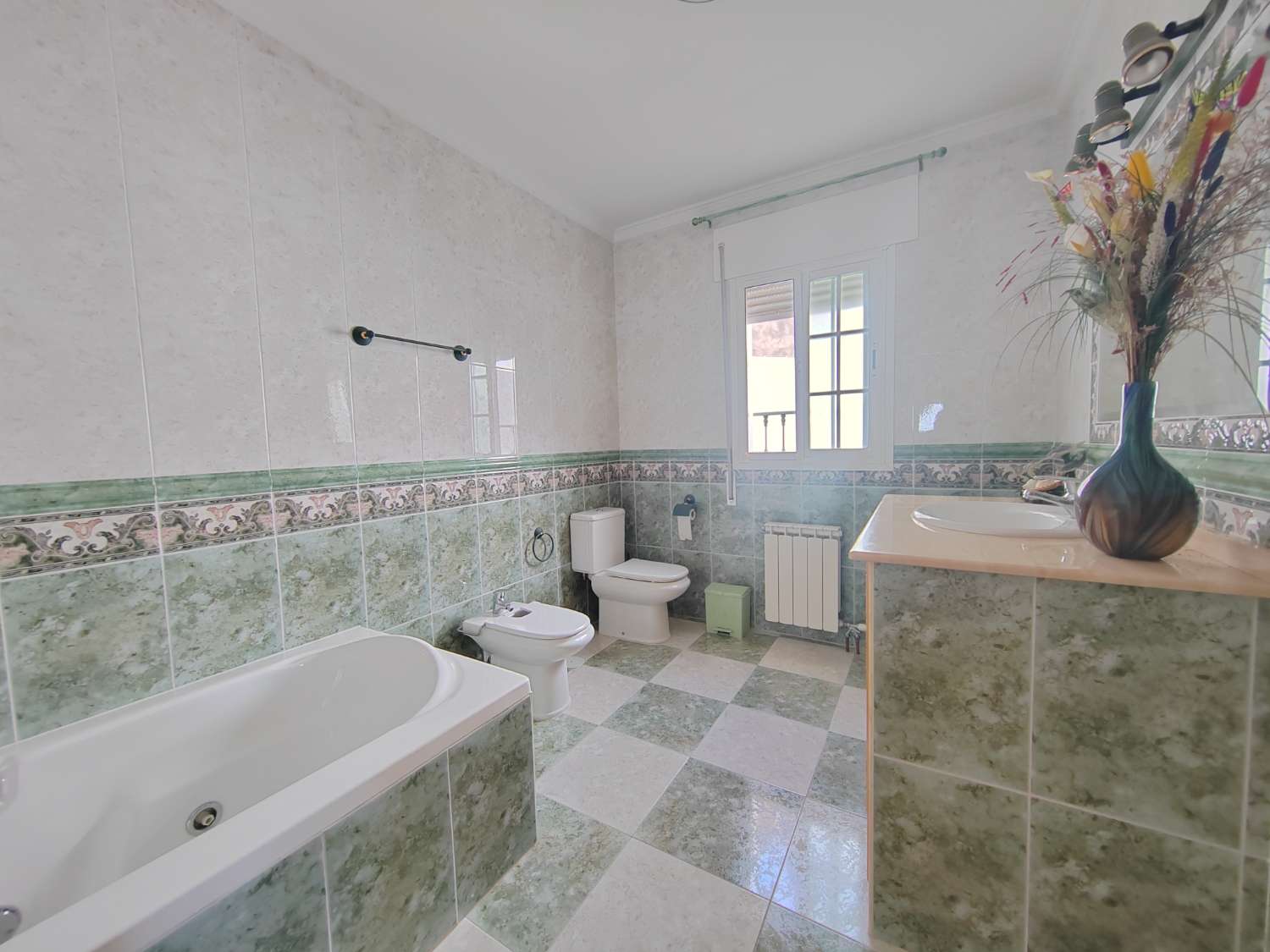 Casa con vistas espectaculares en Competa y apartamento independiente