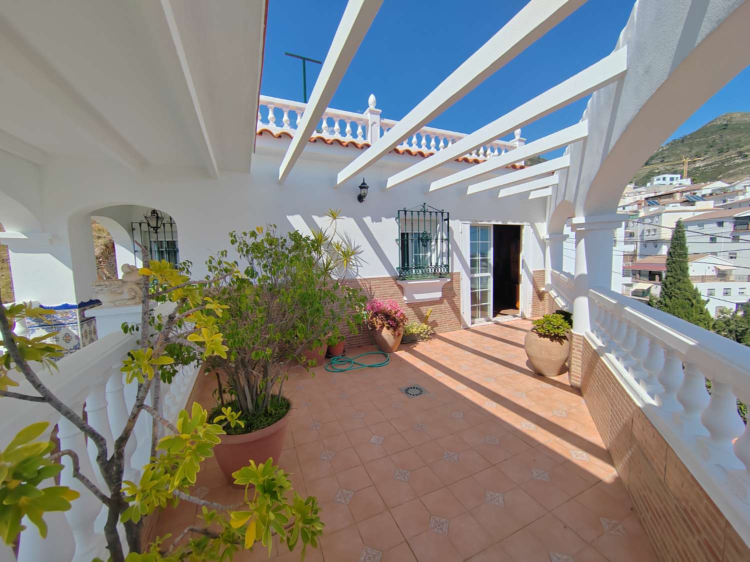 Casa con vistas espectaculares en Competa y apartamento independiente