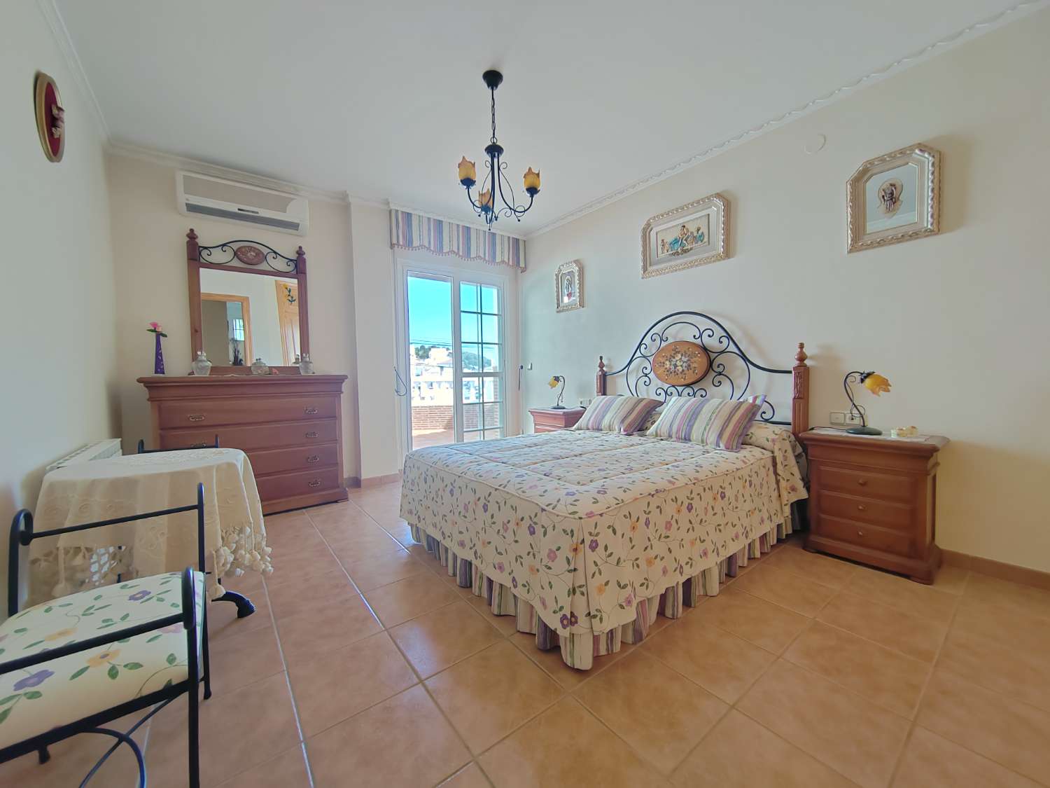 Casa con vistas espectaculares en Competa y apartamento independiente