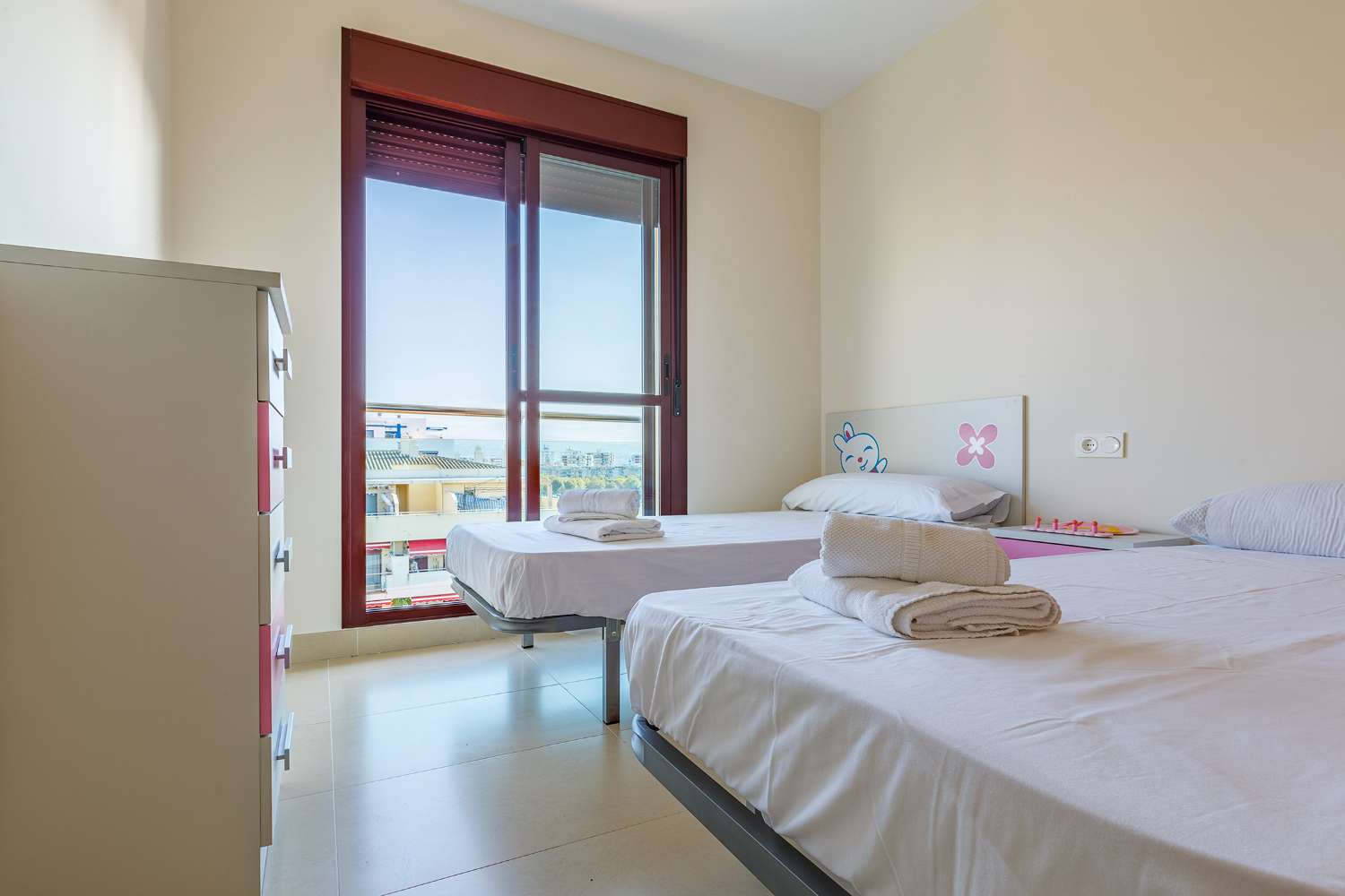 Piso luminoso en residencial con piscina y pádel junto a la playa