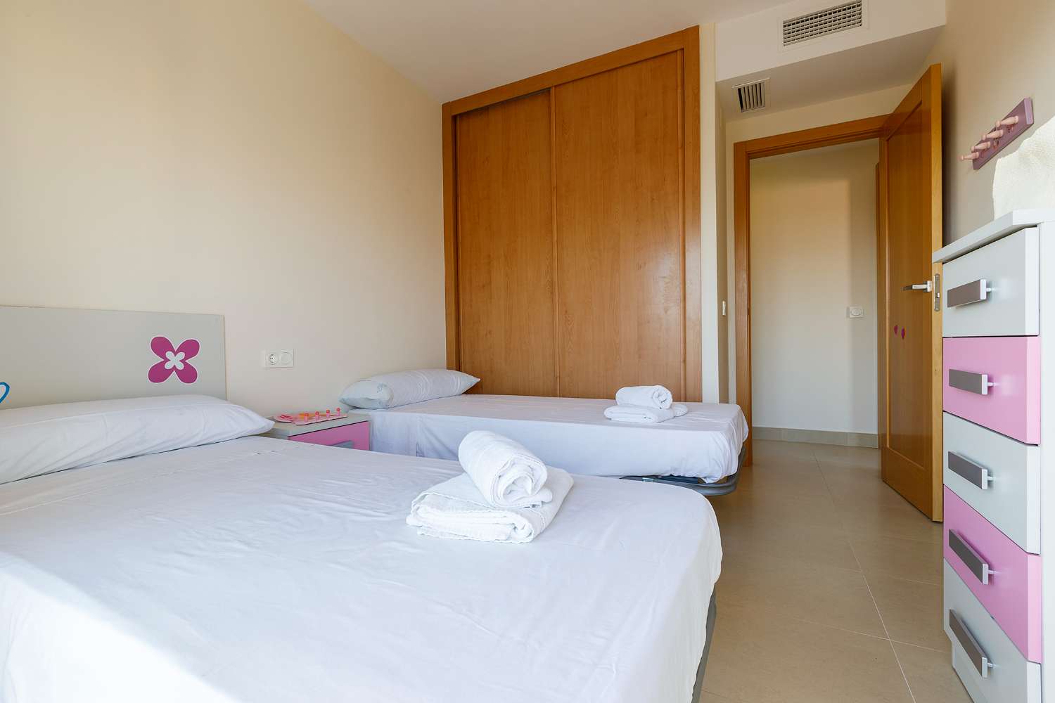 Piso luminoso en residencial con piscina y pádel junto a la playa