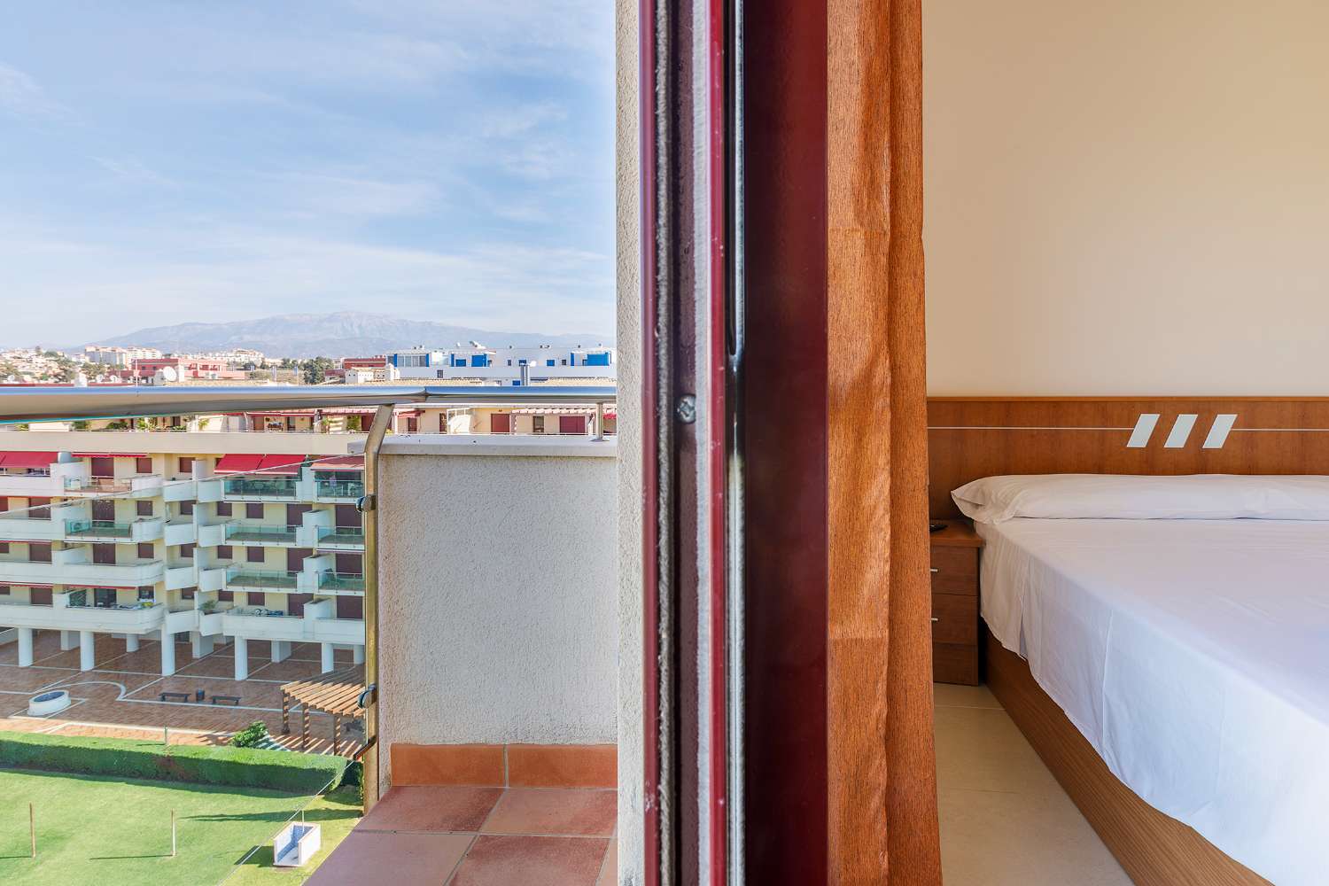 Piso luminoso en residencial con piscina y pádel junto a la playa