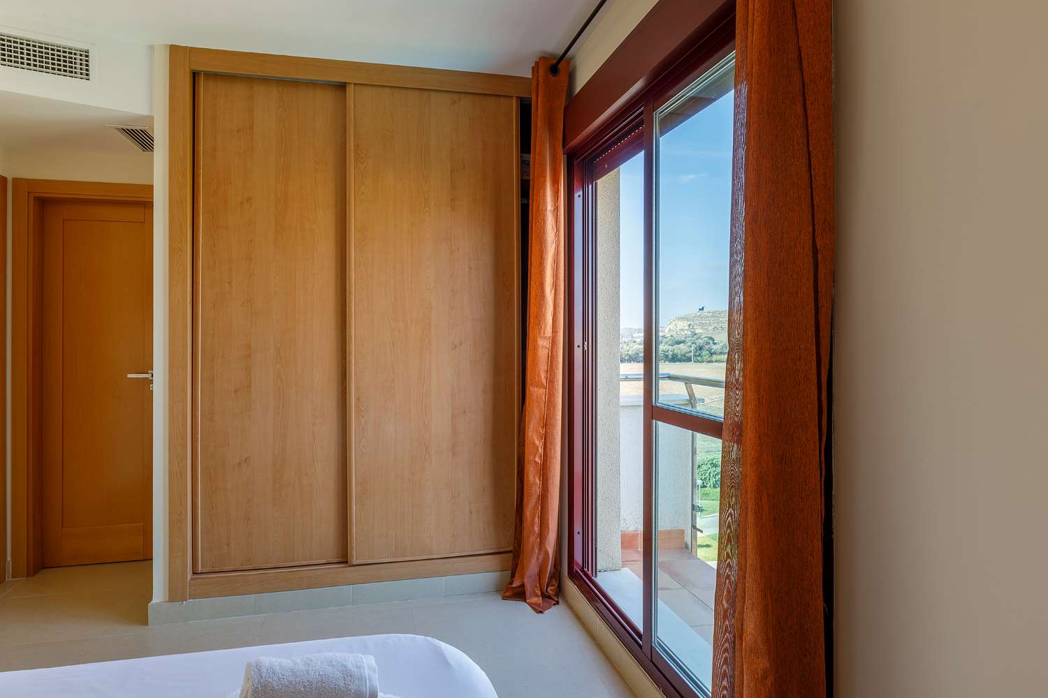 Piso luminoso en residencial con piscina y pádel junto a la playa
