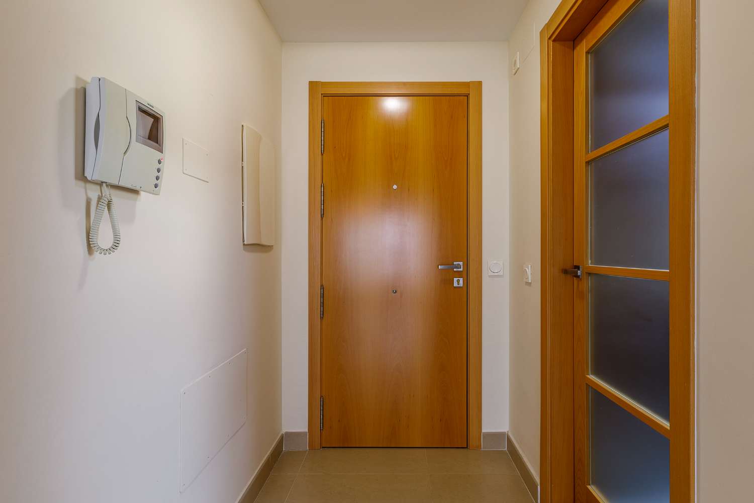 Piso luminoso en residencial con piscina y pádel junto a la playa