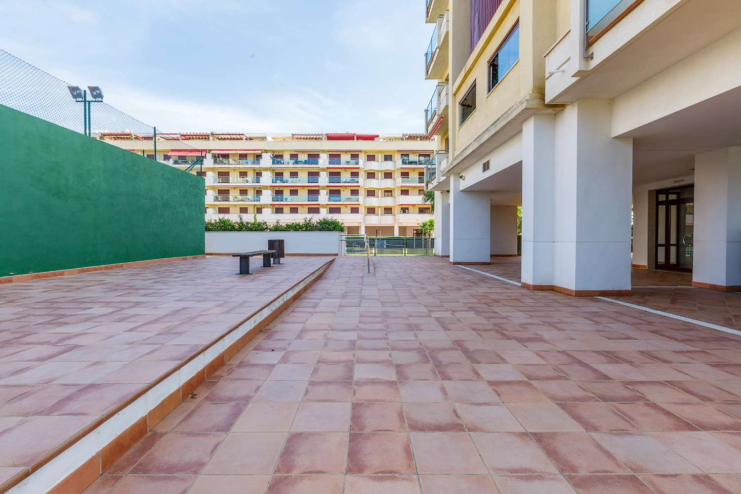 Piso luminoso en residencial con piscina y pádel junto a la playa