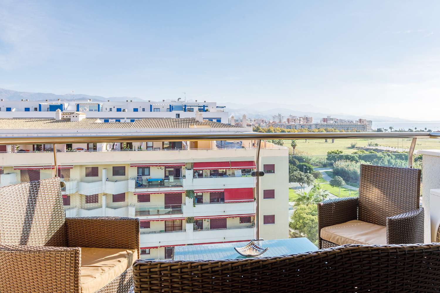 Piso luminoso en residencial con piscina y pádel junto a la playa