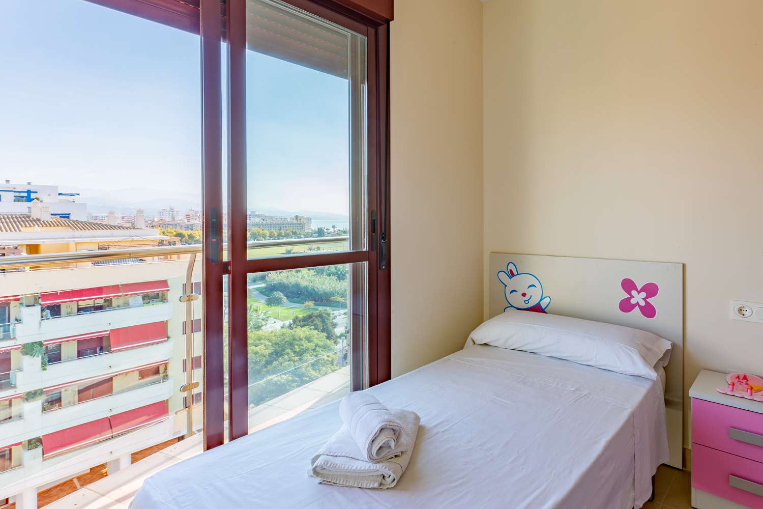 Piso luminoso en residencial con piscina y pádel junto a la playa