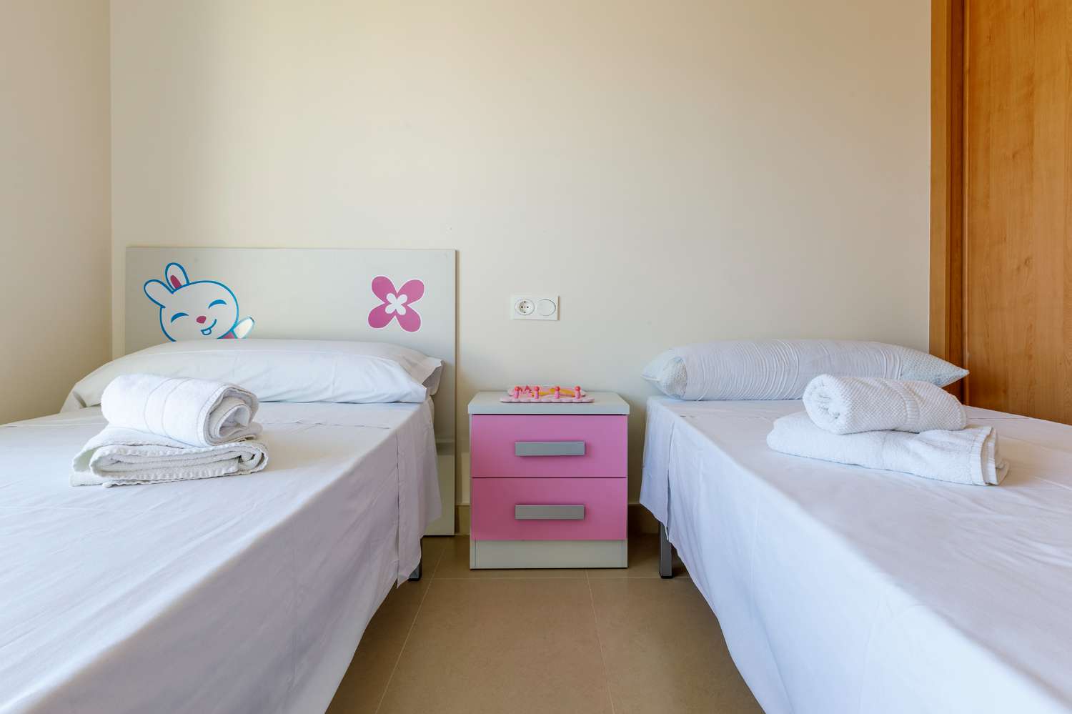 Piso luminoso en residencial con piscina y pádel junto a la playa