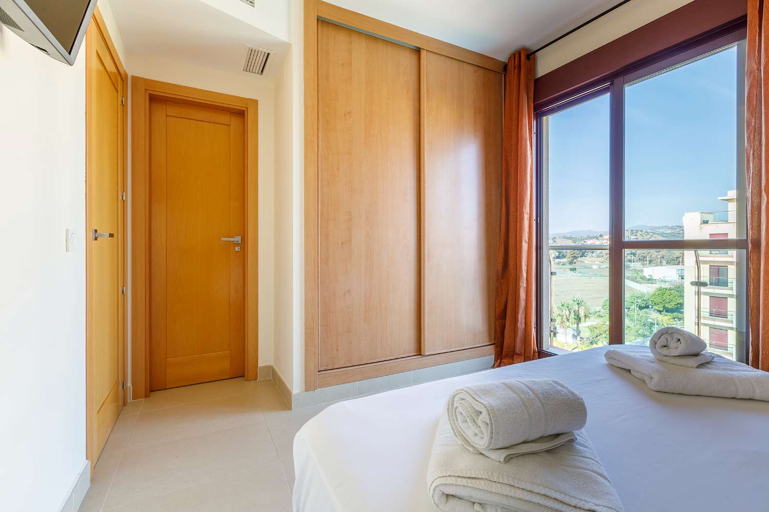 Piso luminoso en residencial con piscina y pádel junto a la playa