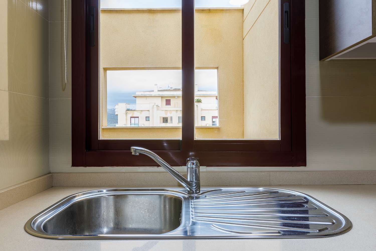 Piso luminoso en residencial con piscina y pádel junto a la playa