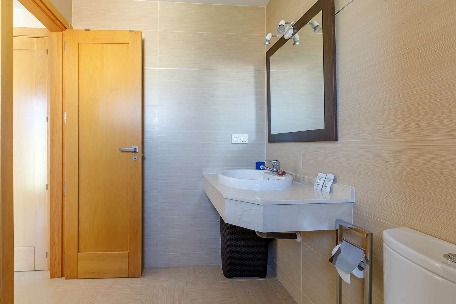 Piso luminoso en residencial con piscina y pádel junto a la playa