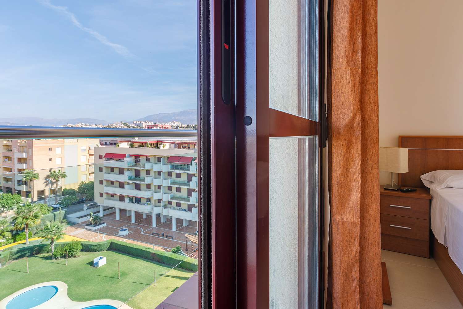 Piso luminoso en residencial con piscina y pádel junto a la playa