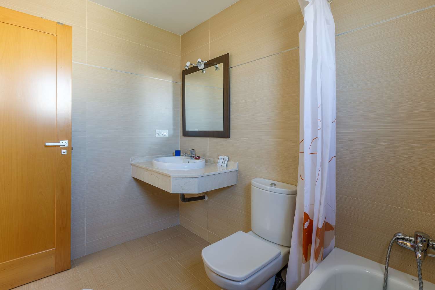 Piso luminoso en residencial con piscina y pádel junto a la playa