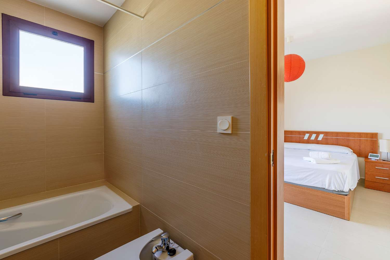 Piso luminoso en residencial con piscina y pádel junto a la playa