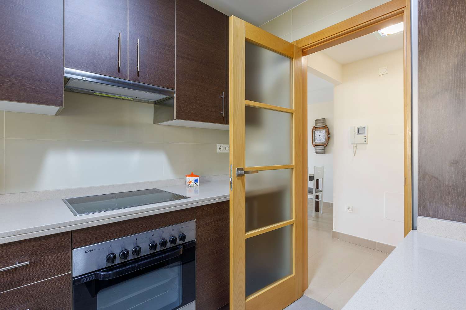 Piso luminoso en residencial con piscina y pádel junto a la playa