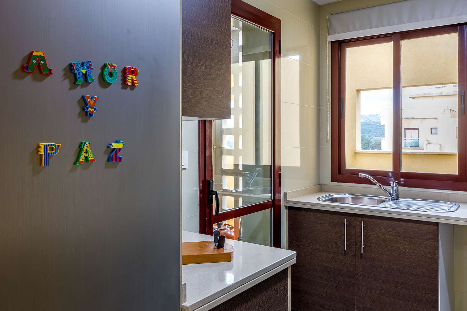Piso luminoso en residencial con piscina y pádel junto a la playa