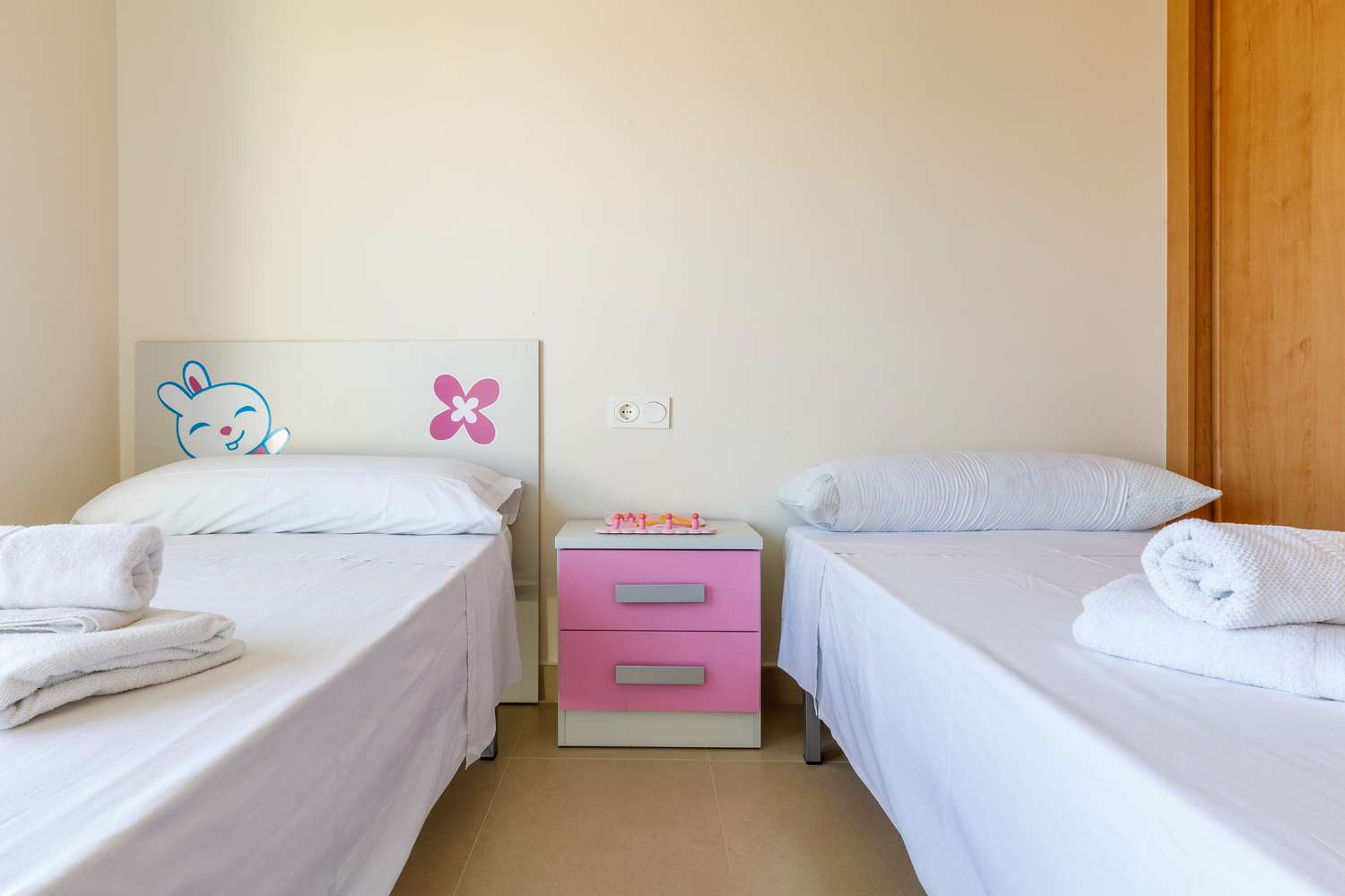 Piso luminoso en residencial con piscina y pádel junto a la playa