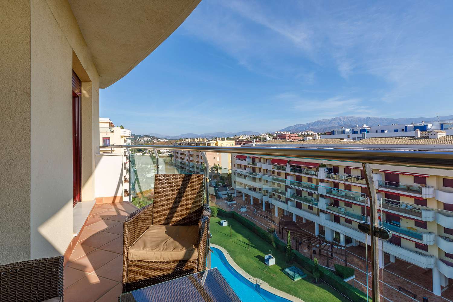 Piso luminoso en residencial con piscina y pádel junto a la playa