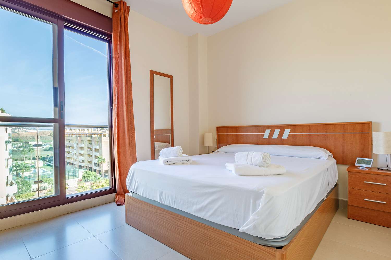 Piso luminoso en residencial con piscina y pádel junto a la playa