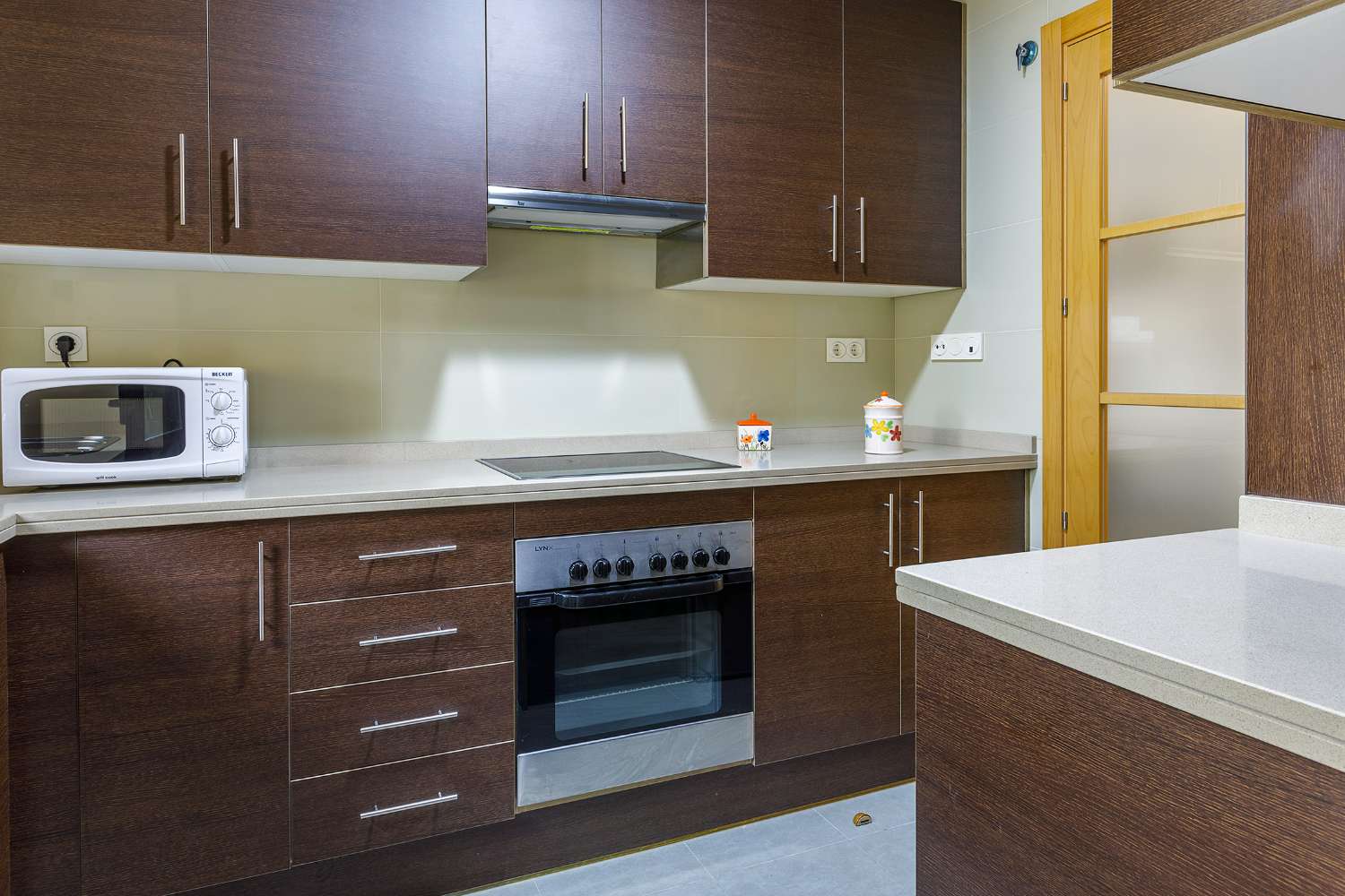 Piso luminoso en residencial con piscina y pádel junto a la playa