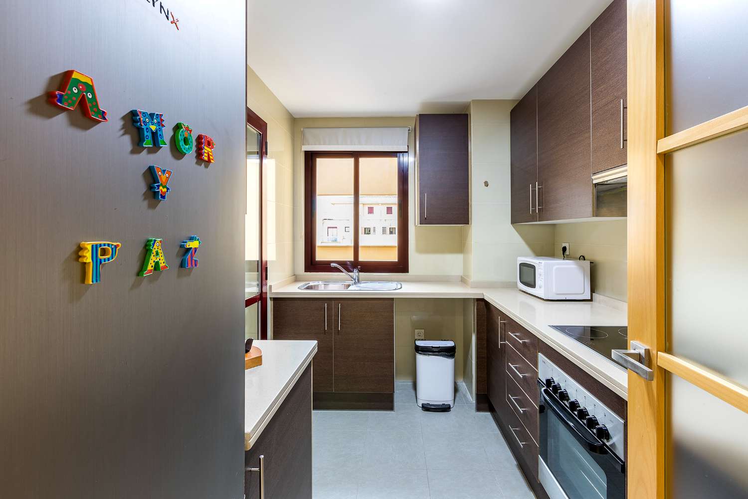 Piso luminoso en residencial con piscina y pádel junto a la playa