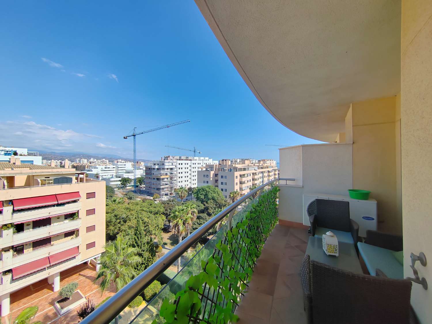 Piso luminoso en residencial con piscina y pádel junto a la playa