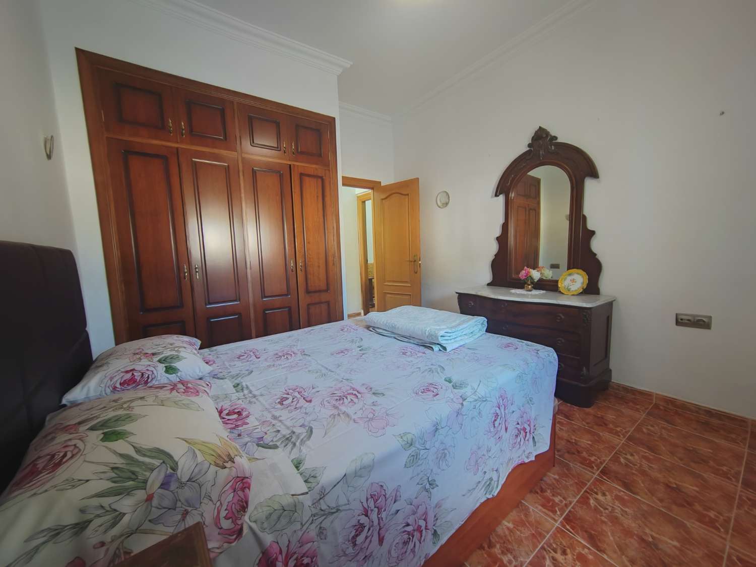 Villa en Caleta de Vélez con vistas al mar, piscina y apartamento independiente