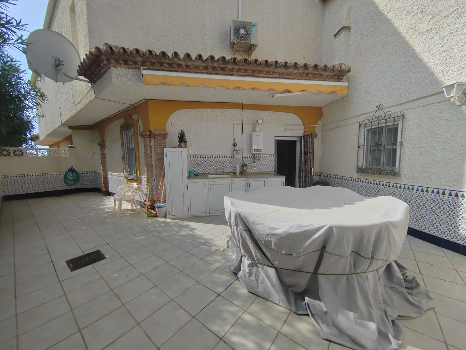 Villa en Caleta de Vélez con vistas al mar, piscina y apartamento independiente