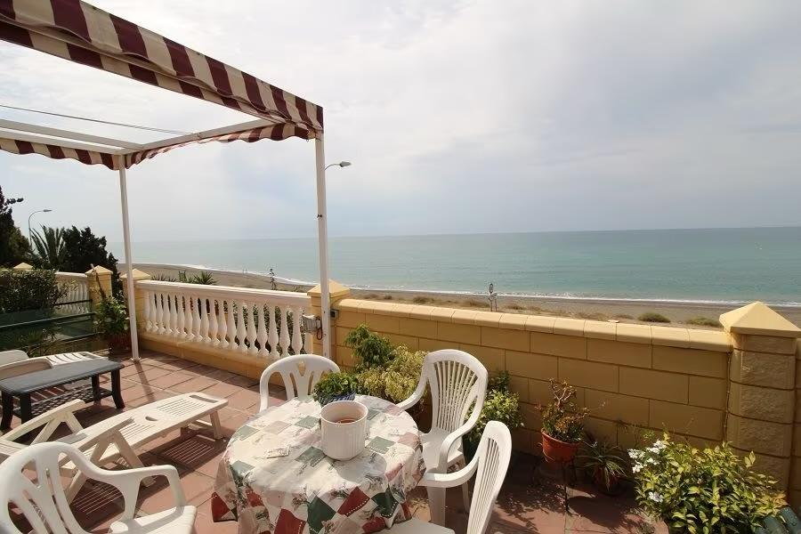 Villa en bord de mer à Benajarafe avec grand terrain urbain