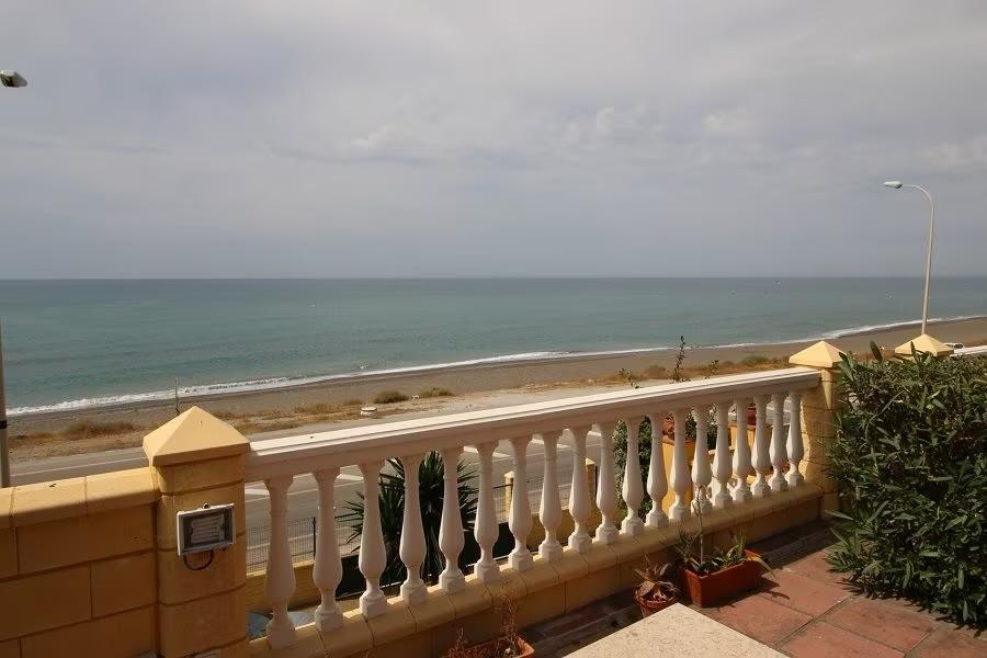 Villa en bord de mer à Benajarafe avec grand terrain urbain