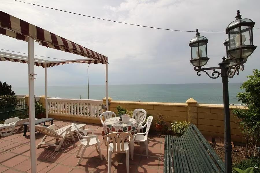 Villa en bord de mer à Benajarafe avec grand terrain urbain